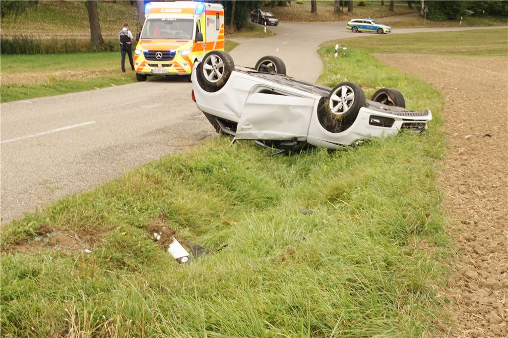 Oetisheim-Erlenbach: Pkw kommt von Fahrbahn ab und ueberschlaegt sich - eine Person Verletzt