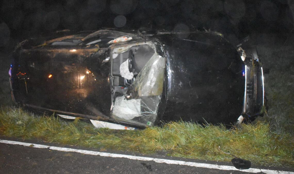 Auto mit vier Insassen überschlägt sich Der Audi nach dem Unfall, dessen Ursache laut Polizei mit Hilfe eines Gutachters geklärt werden soll. Foto: Myroshnichenko