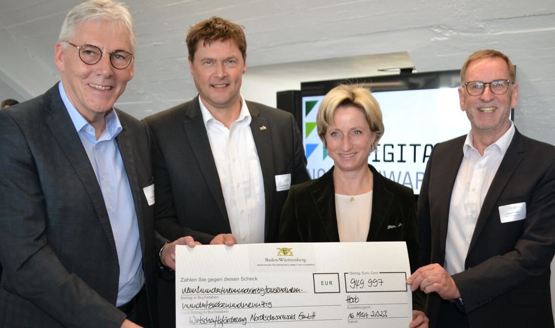 Der Aufsichtsratschef der WFG und Calwer Landrat Helmut Riegger (v.li.), OB Peter Rosenberger, Ministerin Dr. Nicole Hoffmeister-Kraut und der WFG-Geschäftsführer Jochen Protzer. Foto: J. Effenberger/WFG