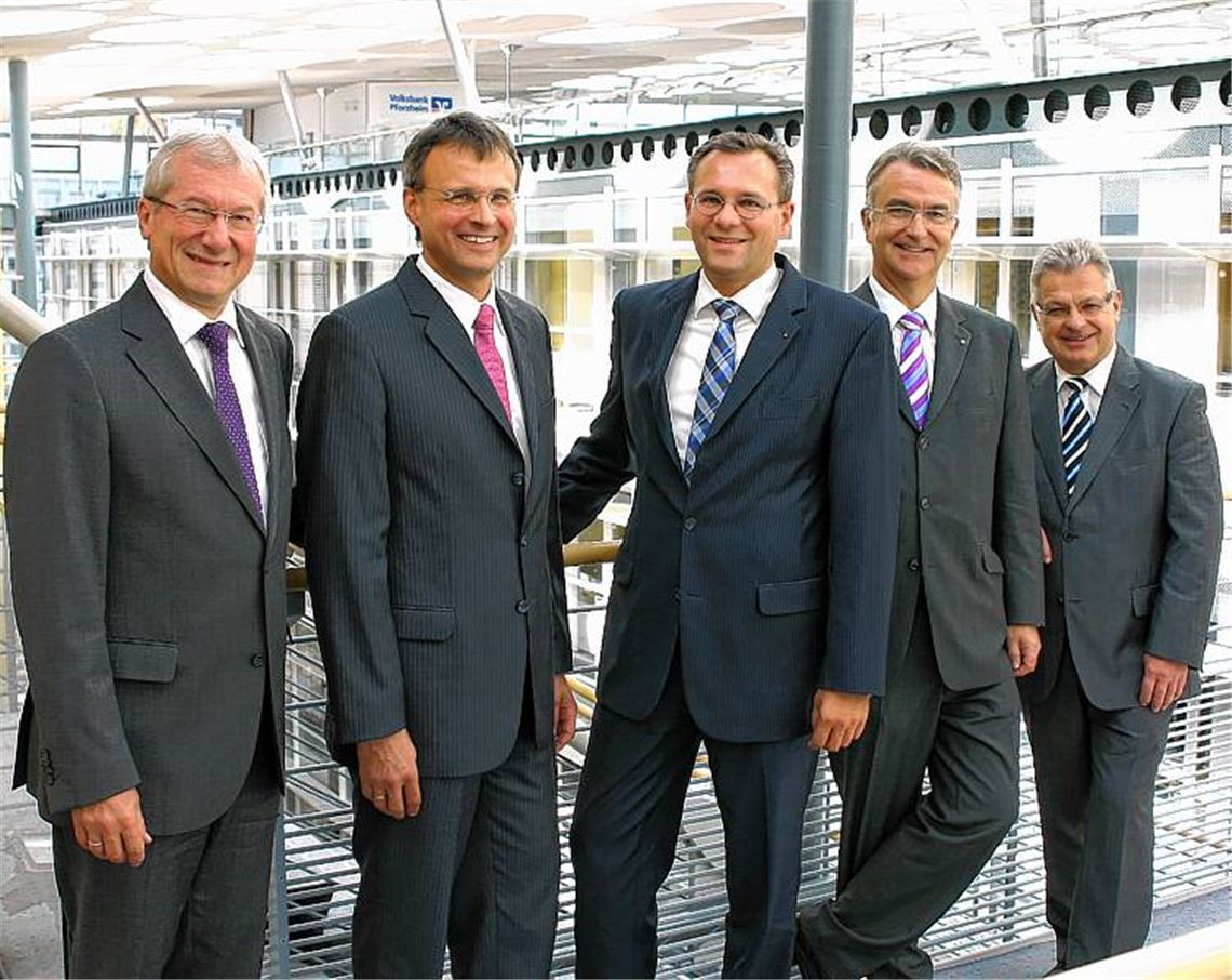 Der Aufsichtsratsvorsitzende der Volksbank Pforzheim, Gerhard Bossert (re.), stellt Frank Bischoff und René Baum (2. und 3. v. li.) als neue Vorstände vor. Sie werden flankiert von den „altgedienten“ Chefs Fritz Schäfer (li.) und Jürgen Zachmann.