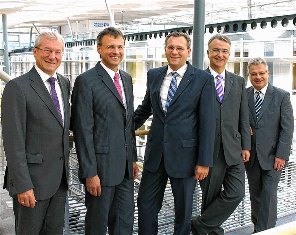 Der Aufsichtsratsvorsitzende der Volksbank Pforzheim, Gerhard Bossert (re.), stellt Frank Bischoff und René Baum (2. und 3. v. li.) als neue Vorstände vor. Sie werden flankiert von den „altgedienten“ Chefs Fritz Schäfer (li.) und Jürgen Zachmann.