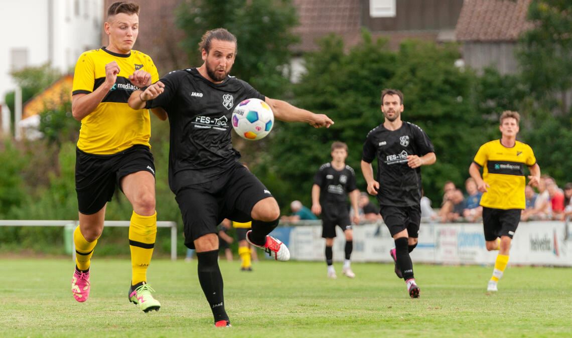 Lomersheim und Lienzingen im Finale Der Aufsteiger FV Lienzingen (gelbe Trikots) präsentiert sich beim Stadtpokalturnier in guter Verfassung und schlägt die Sportfreunde Mühlacker im ersten Halbfinale am Sonntagabend 1:0. Doch das A-Liga-Team von Trainer Falk Gerweck muss sich wohl etwas Besonderes einfallen lassen, um Phönix (gelb-blaue Trikots, Foto unten im Text) zu besiegen. Der Grund: Lomersheim untermauert im zweiten Halbfinale gegen den Türkischen SV Mühlacker mit einem 7:0 seine Ambitionen auf die Trophäe. Fotos: Fotomoment