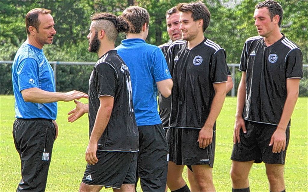 Der Aufstiegstraum lebt. Trainer Marcello Solombrino (li.) beglückwünscht seine Spieler zu einer guten Leistung.