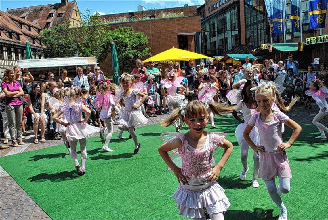Der Auftritt der Tanzgruppen ist ein Publikumsmagnet beim Kinderfest der Tagesmütter in Mühlacker. Bild rechts: Beim Minigolf sind Augenmaß und eine sichere Hand gefragt. 