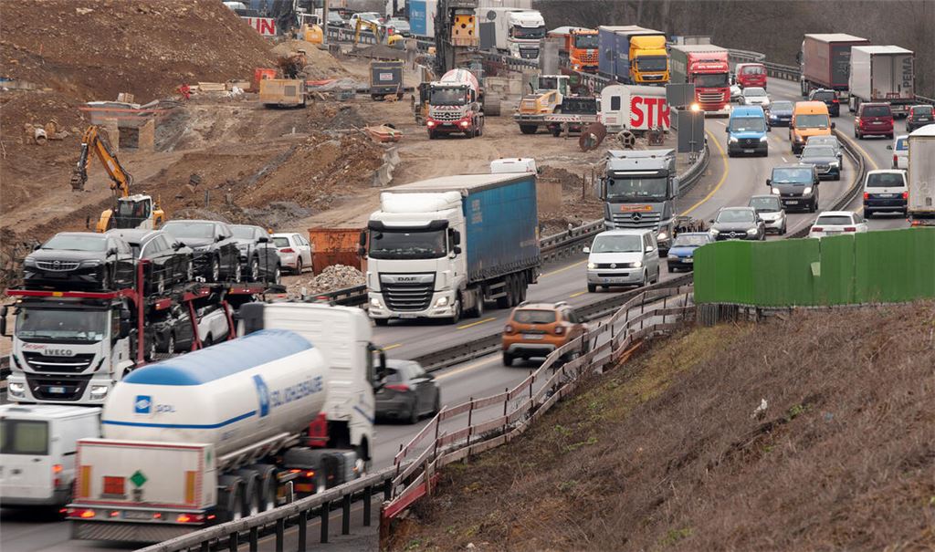 Der Ausbau der A8 ist für viele Verkehrsteilnehmer ein Gedulsspiel. Jetzt gibt es immerhin mal eine positive Nachricht. Symbolfoto: Archiv