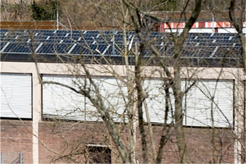 Der Ausbau von Fotovoltaik wie hier auf der Silahopp-Turnhalle soll in Maulbronn auf städtischen Gebäuden weiter vorangetrieben werden. Dafür hat die Stadt auf Wunsch einer Mehrheit im Gemeinderat 50000 Euro im Haushalt 2021 eingeplant. Foto: Fotomoment