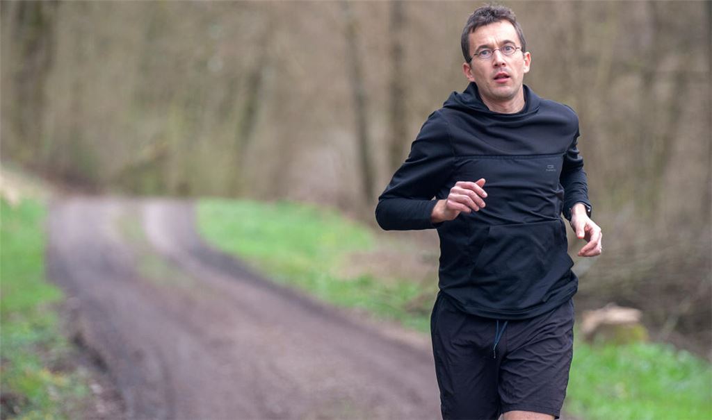 Der Ausdauersportler Oliver Welz beim Training in Lienzingen – die magische Grenze von drei Stunden hat er vor kurzem beim Marathon in Kandel geknackt. Foto: Fotomoment