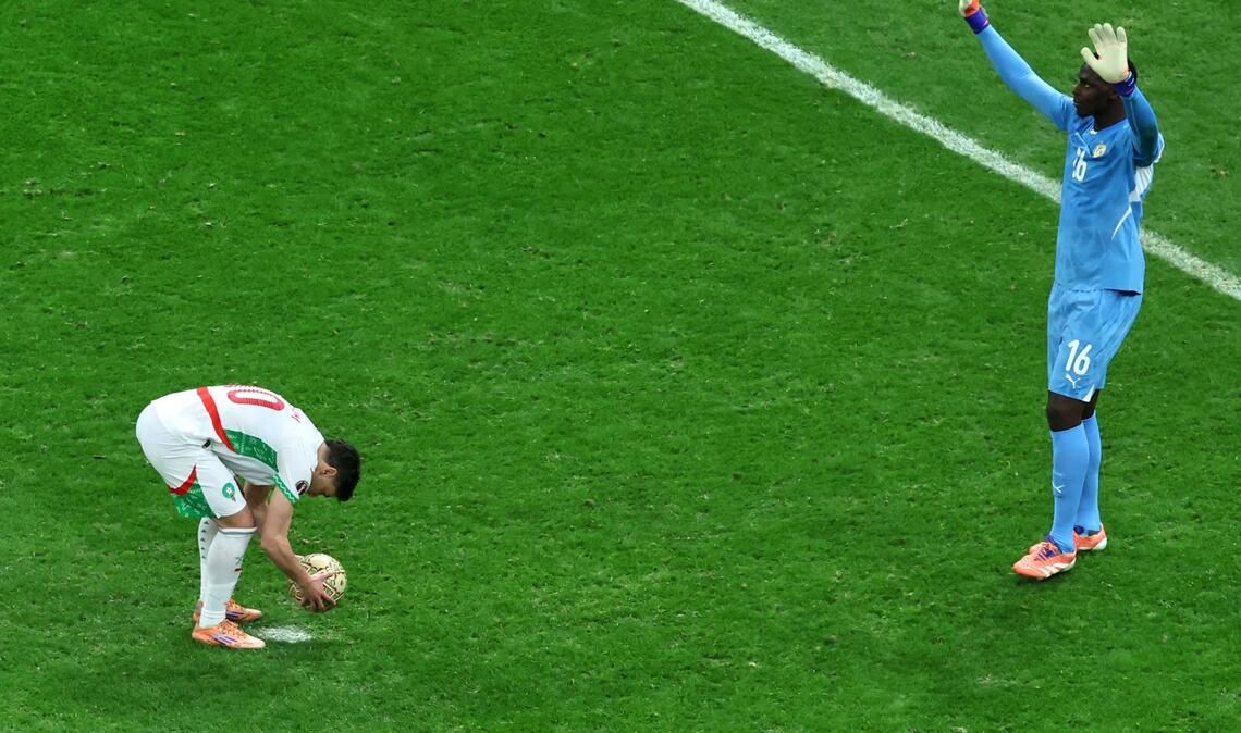 Der Auslöser für die Proteste war der umstrittene Elfmeter, den Brahim Díaz (links) schließlich vergab. (Archivbild)