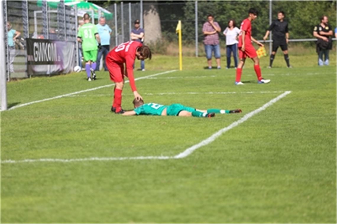 Der Außenbahn-Spieler Tim Reinisch von der SpVgg Zaiserweiher sackt auf den Boden – kurz zuvor hatte er die Riesenchance zum 4:3 auf dem Fuß und sie nicht genutzt.Fotos: Huber