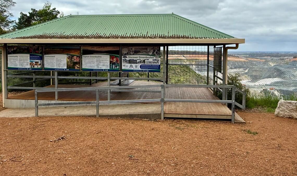 Der Aussichtspunkt auf die Mine liegt am Ortsrand von Greenbushes.