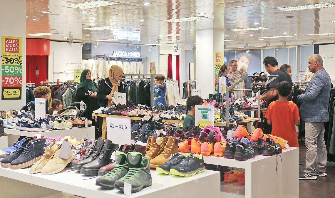 Der Ausverkauf läuft noch bis Samstag: Sport- und Wanderschuhe sowie alle Kleidungsstücke sind um mindestens 50 Prozent reduziert. Fotos: Deeg