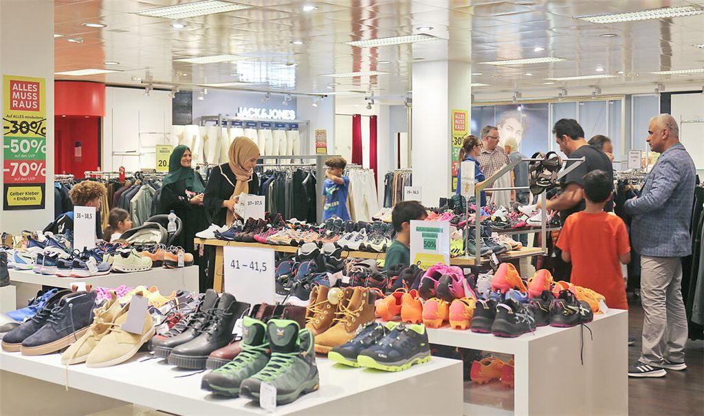 Der Ausverkauf läuft noch bis Samstag: Sport- und Wanderschuhe sowie alle Kleidungsstücke sind um mindestens 50 Prozent reduziert. Fotos: Deeg