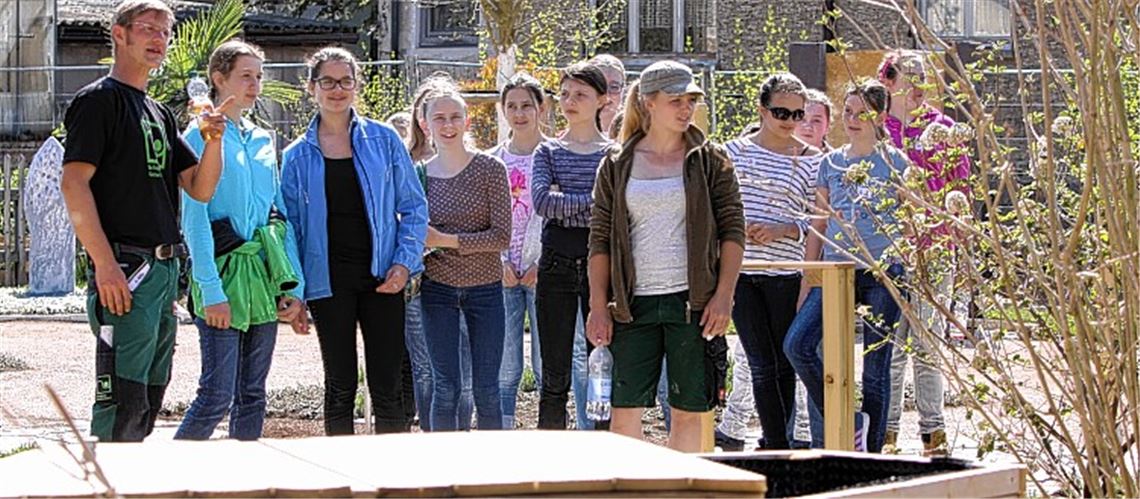 Der Auszubildende Henri Bühe und die Gesellin Christina Zwanger führen eine Gruppe von Schülerinnen in die Welt der Garten- und Landschaftsbauer ein. Als ideales Feld für Einblicke in den Job bietet sich ein Rundgang über einen Teil des Gartenschaugeländes in Mühlacker an.