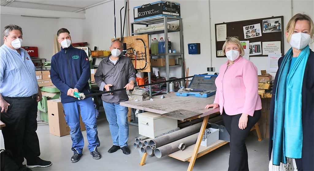 Der Auszubildende Kevin Örtle (2. von links) demonstriert sein Können, eingerahmt von seinen Chefs Harald Lüllich und Michael Löffler im Beisein von Katja Mast und Martina Lehmann. Wewoda