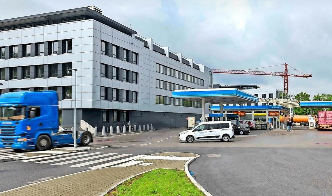 Der Autohof soll sein Gesicht verändern: Ein Neubau entlang der B10 entstehen und eine neue Wegeverbindung entlang eines Grünstreifens durchs Gelände führen.