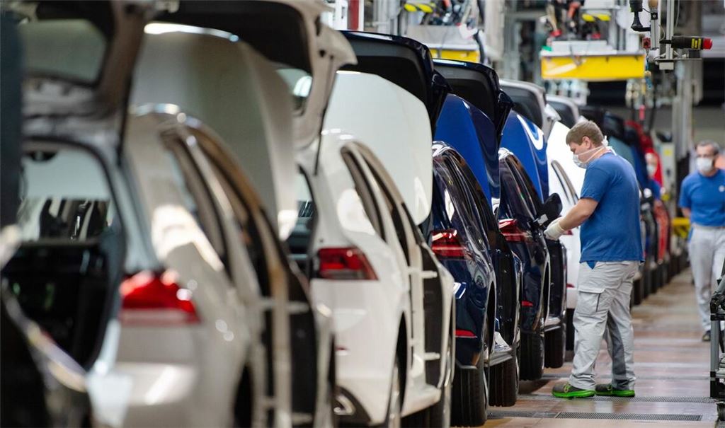 Der Autokonzern Volkswagen schließt wegen der Probleme beim Chiphersteller Nexperia kurzfristige Einschränkungen in der Produktion nicht aus. (Symbolbild)