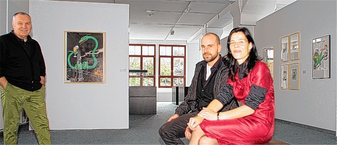 Der Autor Franz Littmann (v.li.), Architekt Christoph Dann und Kulturamtsleiterin Isabel Greschat vor einigen Exponaten.