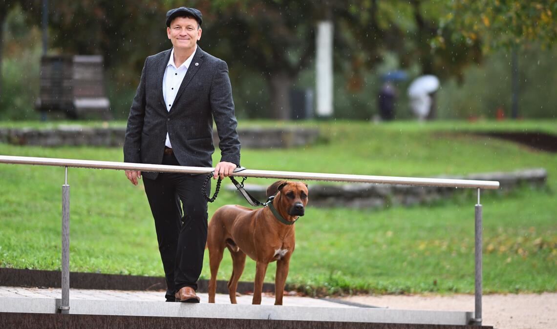 Der Autor Maximilian Mitera mit seinem Hund „Buddy“. Fotos: Schüller 