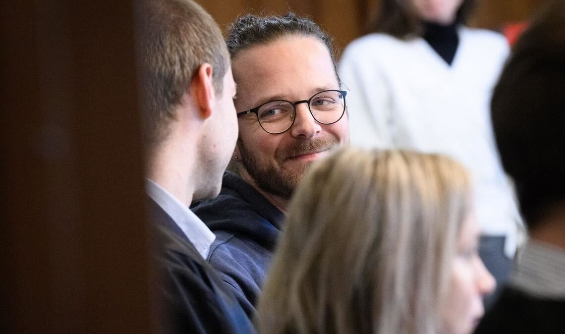 Der Autor und Aktivist Arne Semsrott wirft der Magdeburger Stadtverwaltung vor, seine Lesung in der Stadtbibliothek aus Angst vor Kritik der AfD verhindert zu haben. (Archivbild)