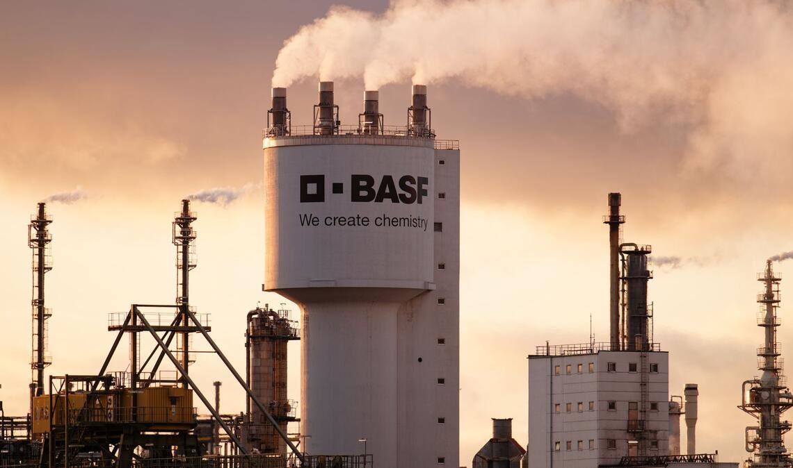 Der BASF-Standort Ludwigshafen soll wettbewerbsfähiger werden. (Archivbild)