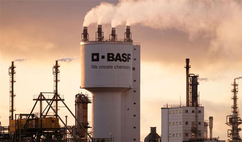 Der BASF-Standort Ludwigshafen soll wettbewerbsfähiger werden. (Archivbild)