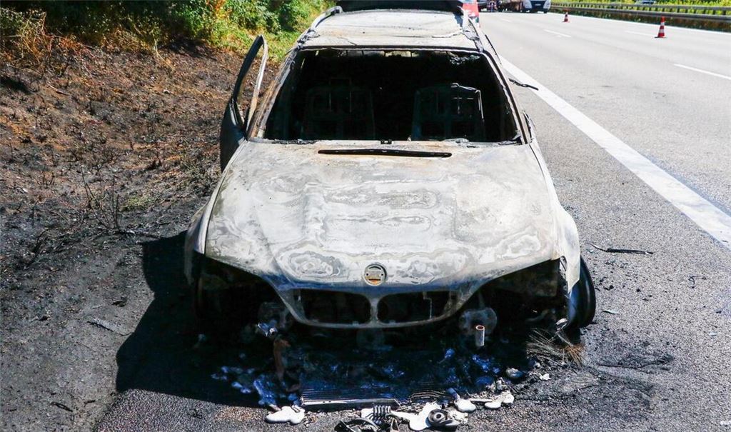 Der BMW wird durch das Feuer, das auf die Böschung übergreift, völlig zerstört. Foto: Einsatz-Report 24