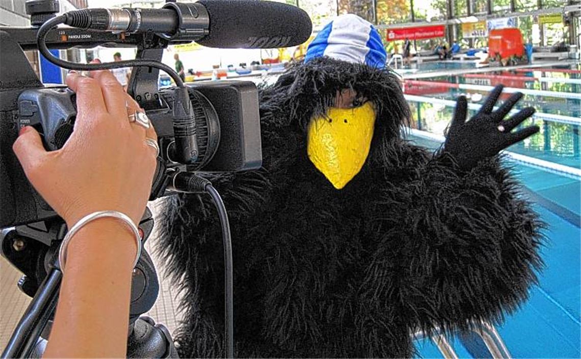 Der Badgrapp verpasst kein 24-Stunden-Schwimmen der DLRG Mühlacker. Er posiert für die Kameras, feuert die Schwimmer an und macht allerlei Quatsch. Fotos: privat
