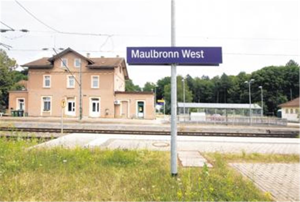 Der Bahnhof Maulbronn-West sei ein sicherer Ort  das sagen die Maulbronner Stadtverwaltung und die Pforzheimer Polizei unisono. Doch jetzt ist eine 13-jährige Schülerin an dem Haltepunkt von einem Mann belästigt und bedroht worden. Vor diesem Hintergrund fordert die Mutter des betroffenen Mädchens eine Buswendeschleife, die den Haltepunkt beleben soll. 
Foto: Tilo Keller