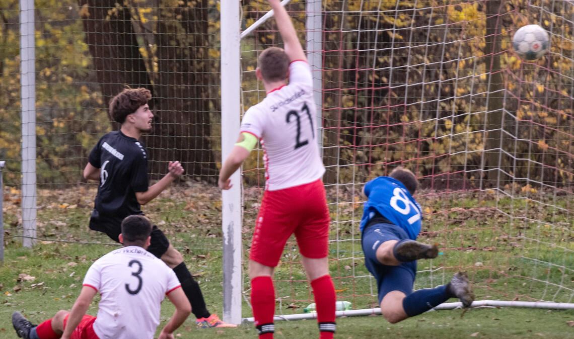 Der Ball ist drin: Das 1:0 durch Niklas Bergtold läutet den Sieg ein.