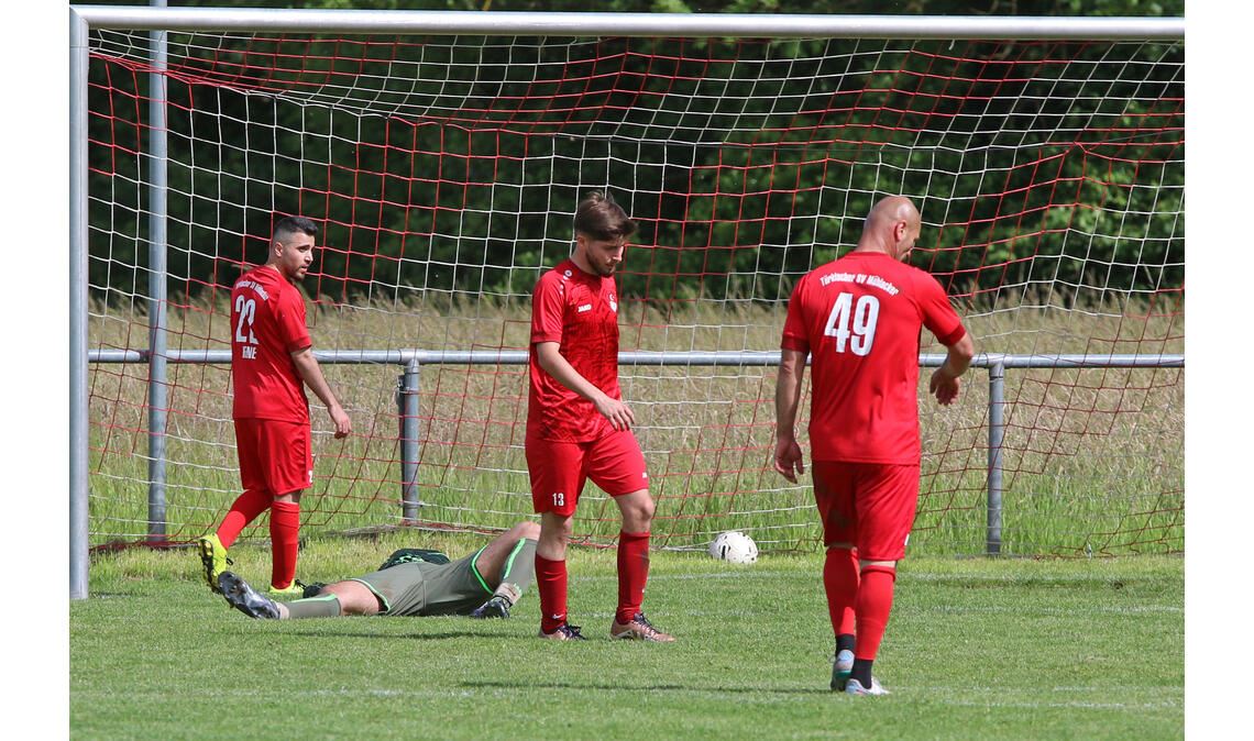 Der Ball ist im Netz, und die Spieler des Türkischen SV haben das Nachsehen. Foto: Müller