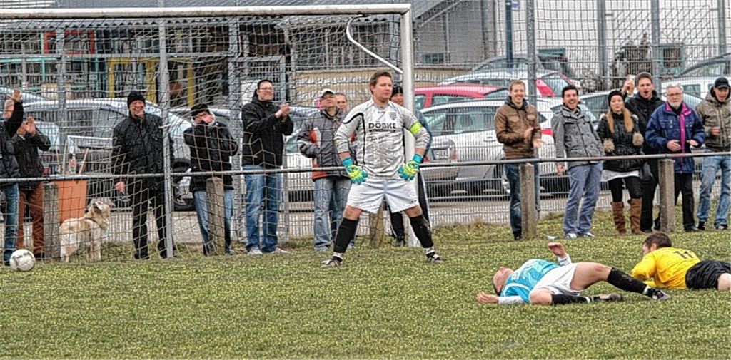 Der Ball liegt im Tor, die Lienzinger Fans feixen, und Nieferns Keeper Sven Sieber kann nicht fassen, wie dieses 2:1 von Nicola Barbitta (re.) gerade zustande gekommen ist.