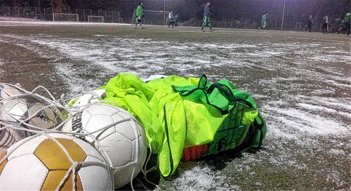Der Ball rollt nicht: Weil der Kunstrasenplatz in Wiernsheim knüppelhart gefroren ist, sagt der Schiedsrichter die Partie des SV Iptingen am Abend ab. Foto: Huber