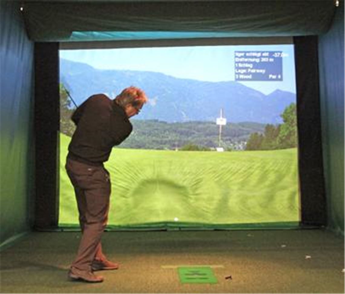 Der Ball schlägt ein, die Leinwand beult sich aus. Doch die Forscher interessieren sich mehr für den Bewegungsablauf als für die Zahl der Schläge bis zum Grün. Foto: Ehmann