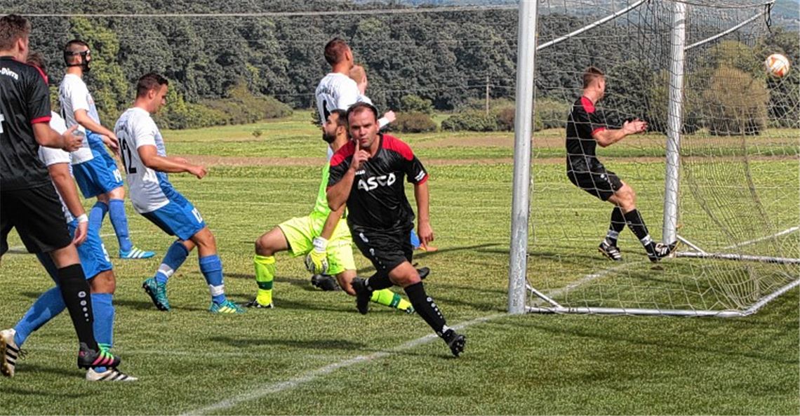 Erster Sieg, aber zwei Brummschädel