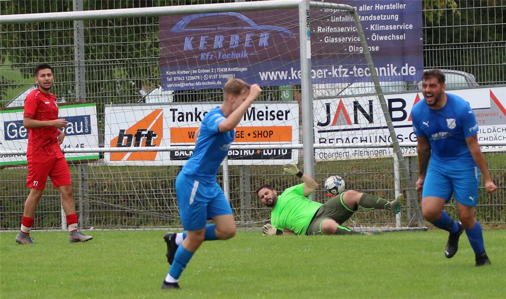 Der Ball zappelt zum 1:0 durch Daniel Hirsch im Netz, der FV Knittlingen jubelt. Foto: J. Müller