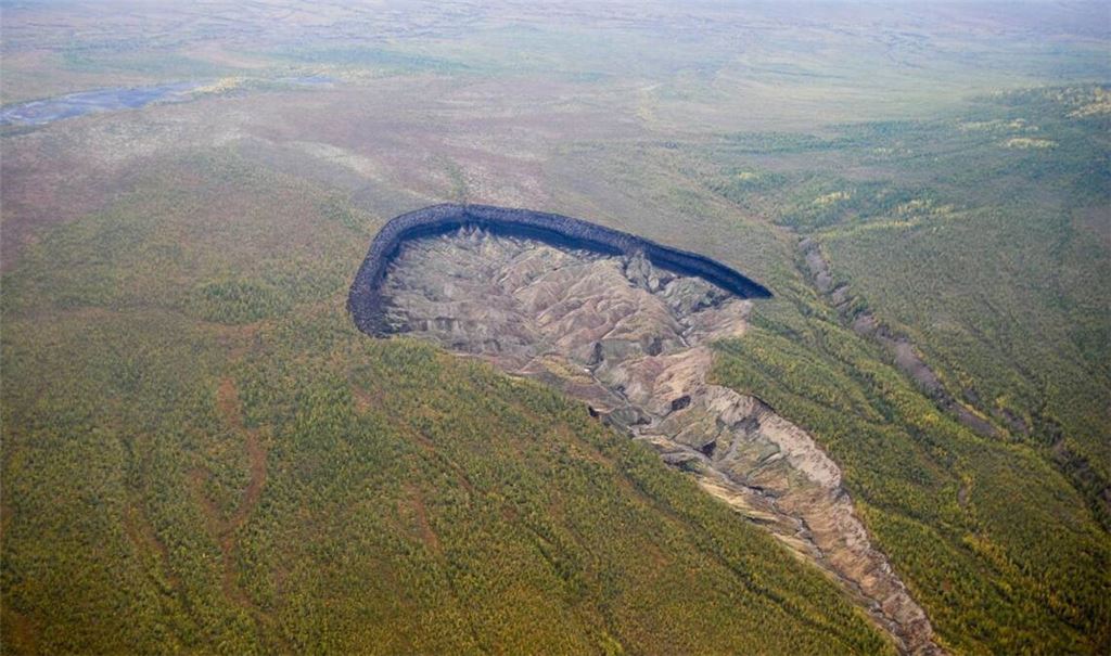 Der Batagaika-Megaslump, wie der Krater  auch genannt wird,  ist eine  Thermokarst-Vertiefung von rund einem Kilometer Länge und etwa 100 Metern Tiefe in der nordostsibirischen Taiga.