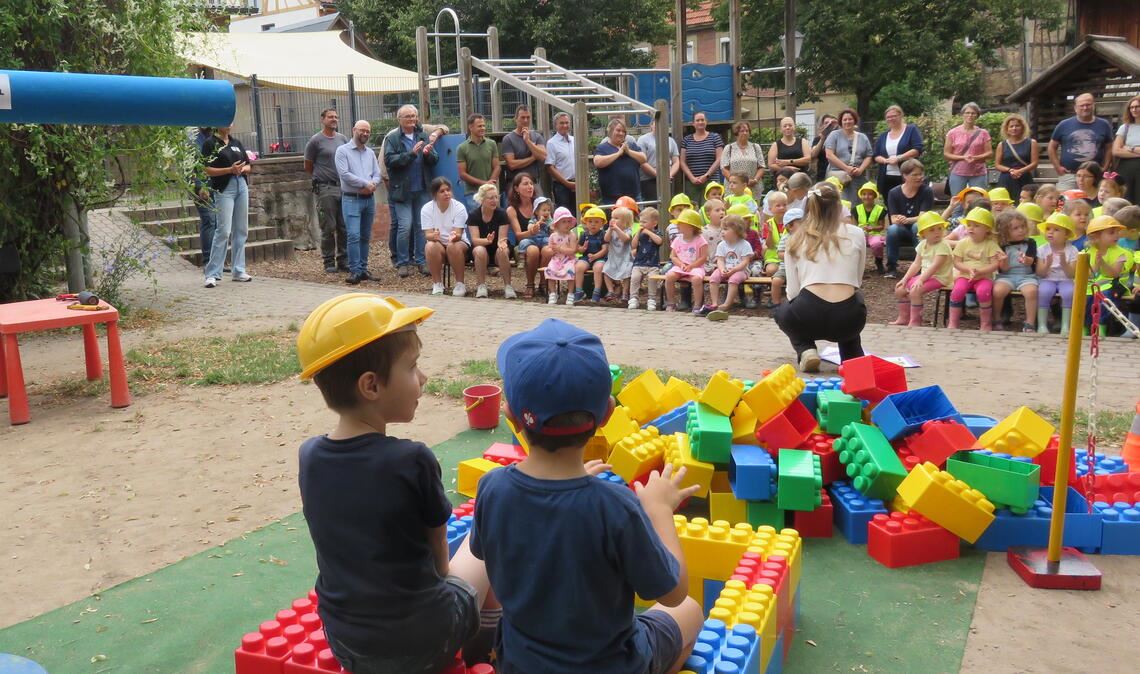 Der Bauarbeiternachwuchs ist gesichert, wie sich beim Richtfest zeigt. Fotos: Becker