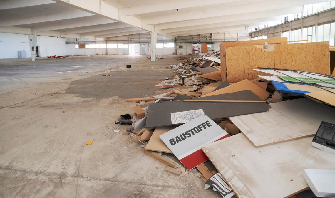 Der Baumarkt ist längst umgezogen. Das Innere des ehemaligen toom-Marktes ist weitgehend geräumt. Bald rollen die Bagger an. Fotos: Fotomoment