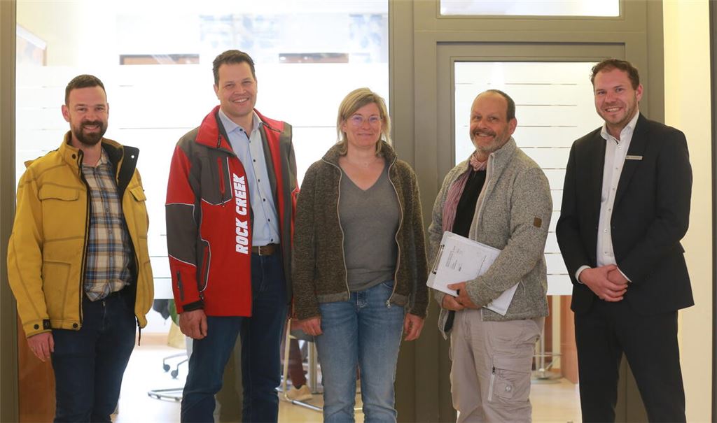 Der Bautechniker der Stadt, Volker Weißert (v.li.), Bürgermeister Aaron Treut, die neue Bauamtsmitarbeiterin Cornelia Amend, Architekt Andreas Kiefner und der Volksbank-Filialleiter Cornelius Eckert. Sie stehen im hinteren Bereich des Gebäudes, wo aktuell noch Bankbüros sind. Dort soll künftig der Sitzungssaal des Gemeinderats sein.Fotos: Disselhoff