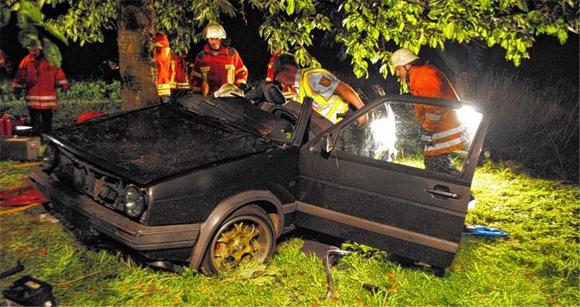 Der Beifahrer dieses Wagens überlebt die Folgen des Unfalls nicht. Er stirbt in einem Pforzheimer Krankenhaus.