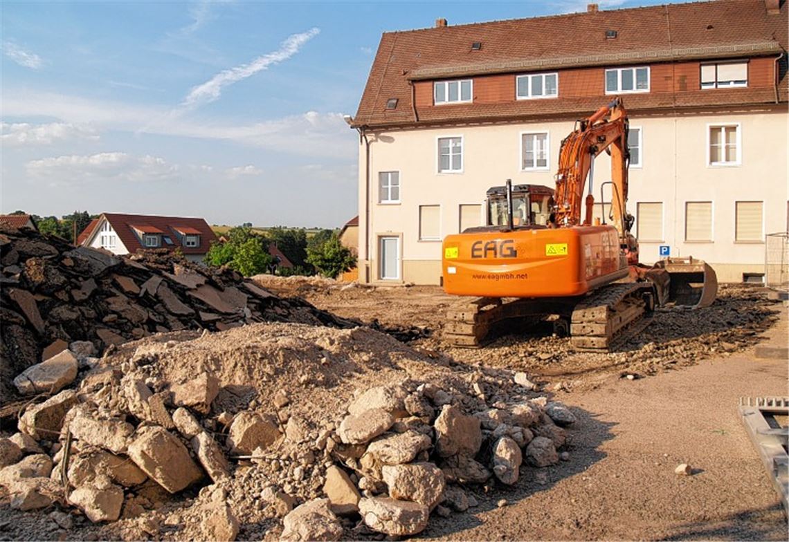 Der Belag ist ab: Die Abbrucharbeiten am Parkplatz hinter dem Knittlinger Rathaus haben begonnen. Bald ist auch der alte Keller Geschichte.