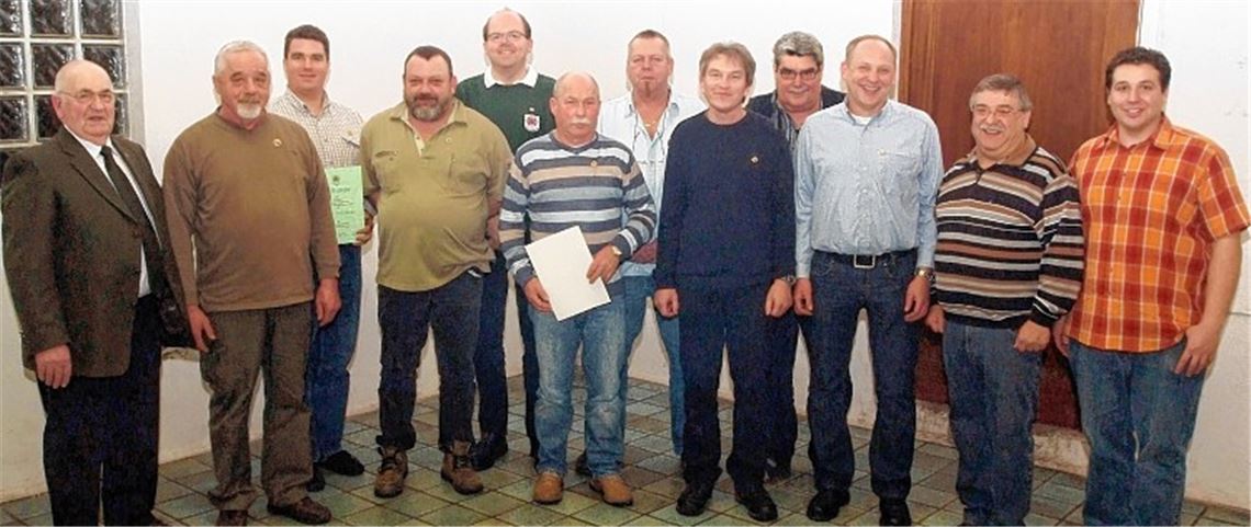 Der Bereichsvorsitzende Werner Retz ehrt Karl-Heinz Merkle, Achim Reinhold, Frank Vollhofer, Ulrich Schneider, Hartmut Reinhold, Jochen Benz, Frank Awischus, Martin Reinhold, Klaus Ehmke, denen auch Norbert Riede als zweiter Vorsitzender und Tobias Kärcher (v. li.) als Vorsitzender des Sportfischereivereins Mühlhausen/Enz gratulieren.. Foto: Fotomoment