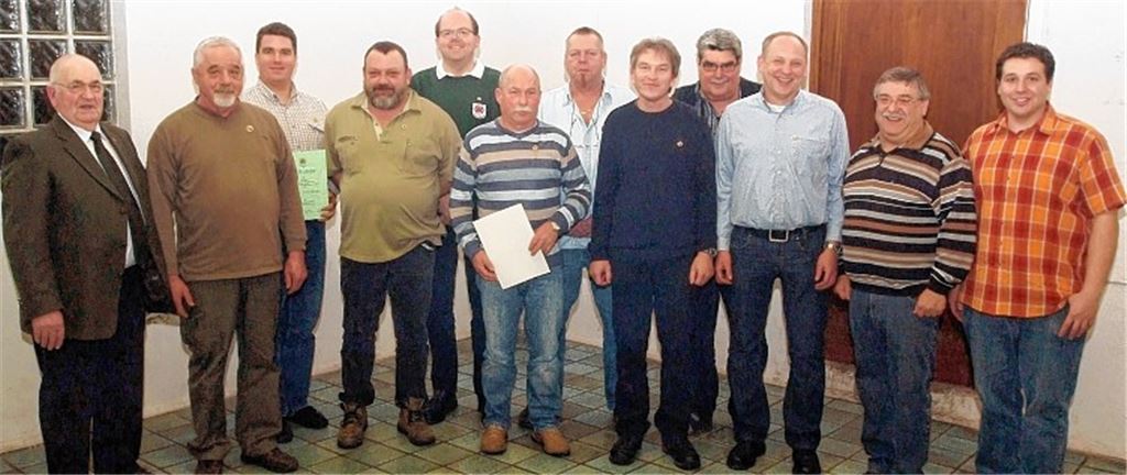 Der Bereichsvorsitzende Werner Retz ehrt Karl-Heinz Merkle, Achim Reinhold, Frank Vollhofer, Ulrich Schneider, Hartmut Reinhold, Jochen Benz, Frank Awischus, Martin Reinhold, Klaus Ehmke, denen auch Norbert Riede als zweiter Vorsitzender und Tobias Kärcher (v. li.) als Vorsitzender des Sportfischereivereins Mühlhausen/Enz gratulieren.. Foto: Fotomoment