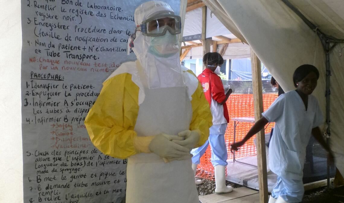 Der Berliner Arzt Maximilian Gertler bei einem Ebola-Einsatz für Ärzte ohne Grenzen (Handout)