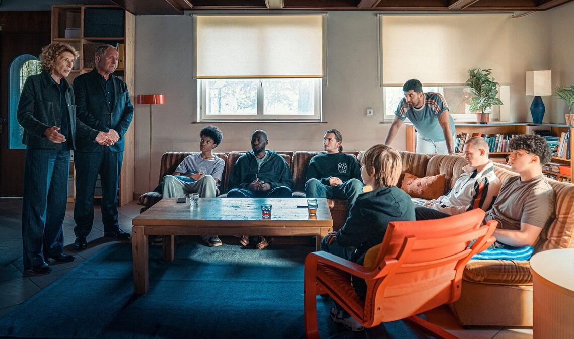 Der Besuch des Ermittler-Duos kommt nur mittelmäßig an: Adele Neuhauser (Rolle: Bibi Fellner), Harald Krassnitzer (Rolle: Moritz Eisner), Yacouba Diabate (Rolle: Oki Okotho Sialo), Ayo Aloba (Rolle: Femi Olaifa), Augustin Groz (Rolle: Simon Rechnik), Christoph Lackner-Zinner (Rolle: Levi Hubner), Emre Cakir (Rolle: Araz Barzani), Tristan Witzel (Rolle: Leon Prammer), Renas Hussin (Rolle: Mo Mohammed Essa).