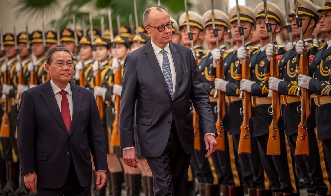 Der Besuch in China ist für Merz ebenso wichtig wie heikel.