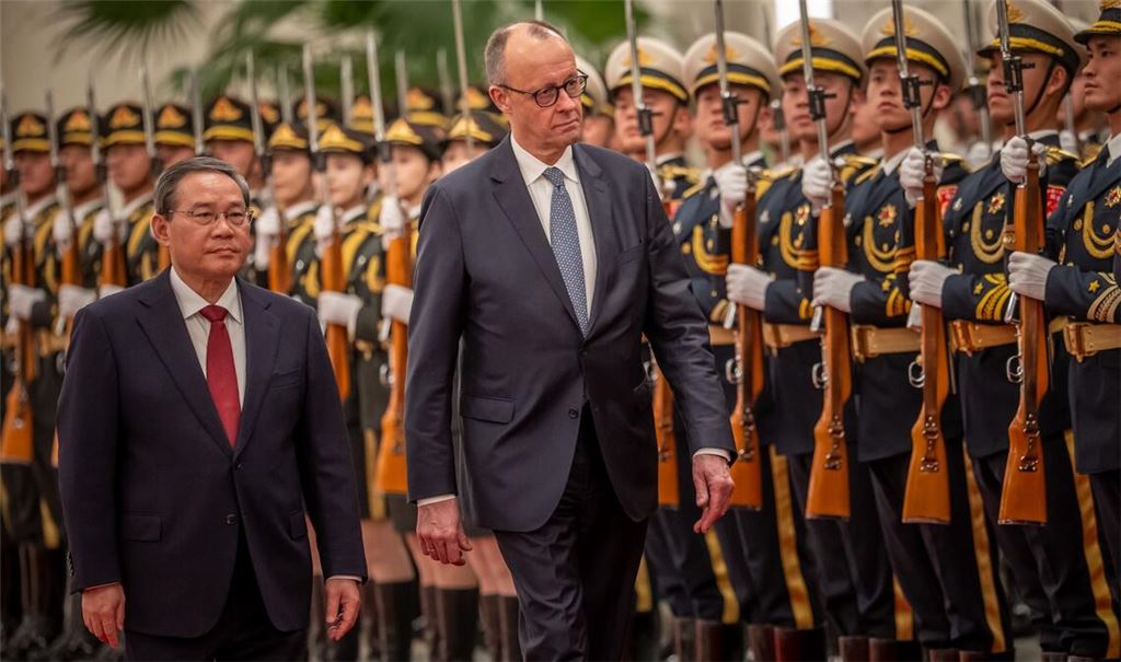 Der Besuch in China ist für Merz ebenso wichtig wie heikel.