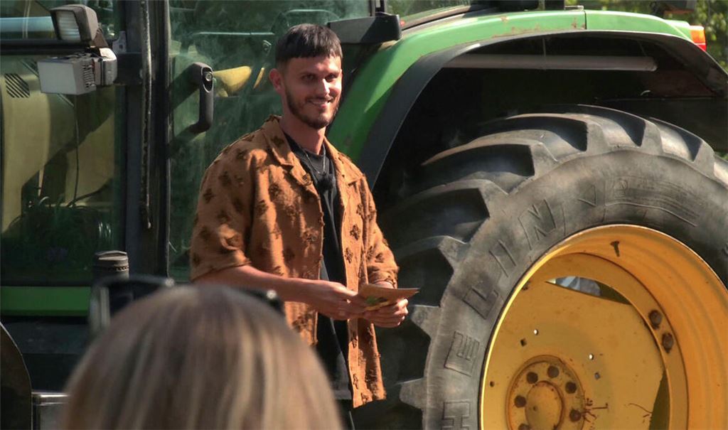 Der Besuch von Promibauer Nino sorgt für Wirbel.