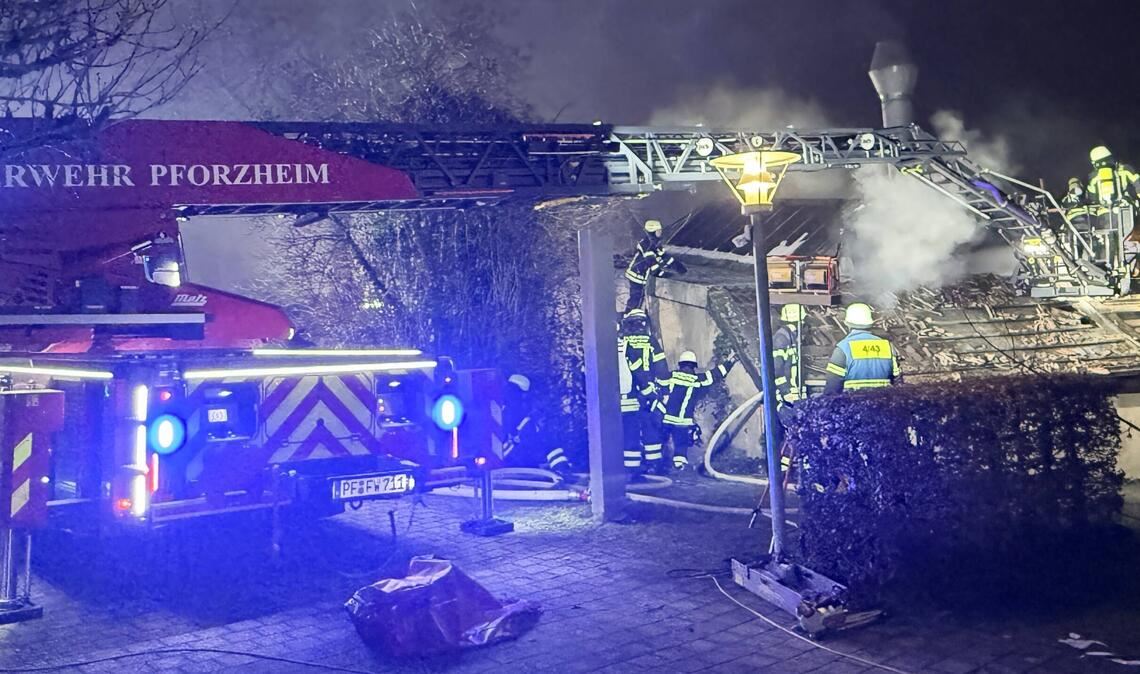 Der Betrieb an der Ecke Westliche Karl-Friedrich-Straße und Germaniastraße wird durch den Brand stark zerstört. Die Ursache des Feuers ist noch unklar. Foto: 7 aktuell