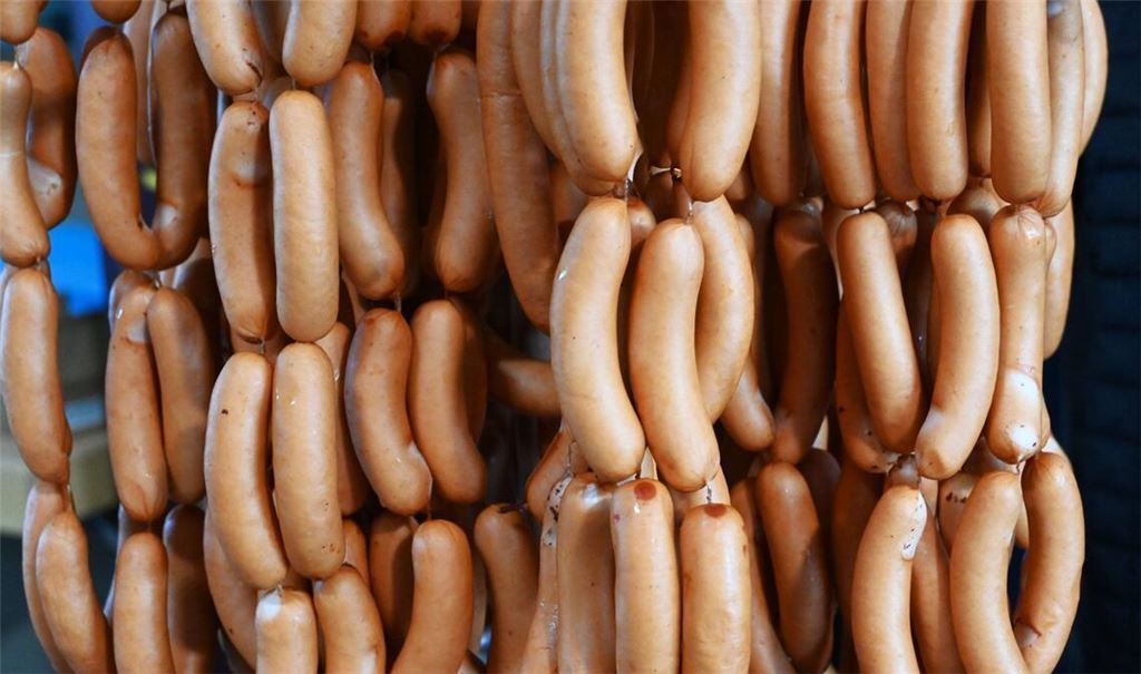 Der Betrunkene soll nach seinem Einbruch ein paar Würste gegessen haben. (Archivbild).